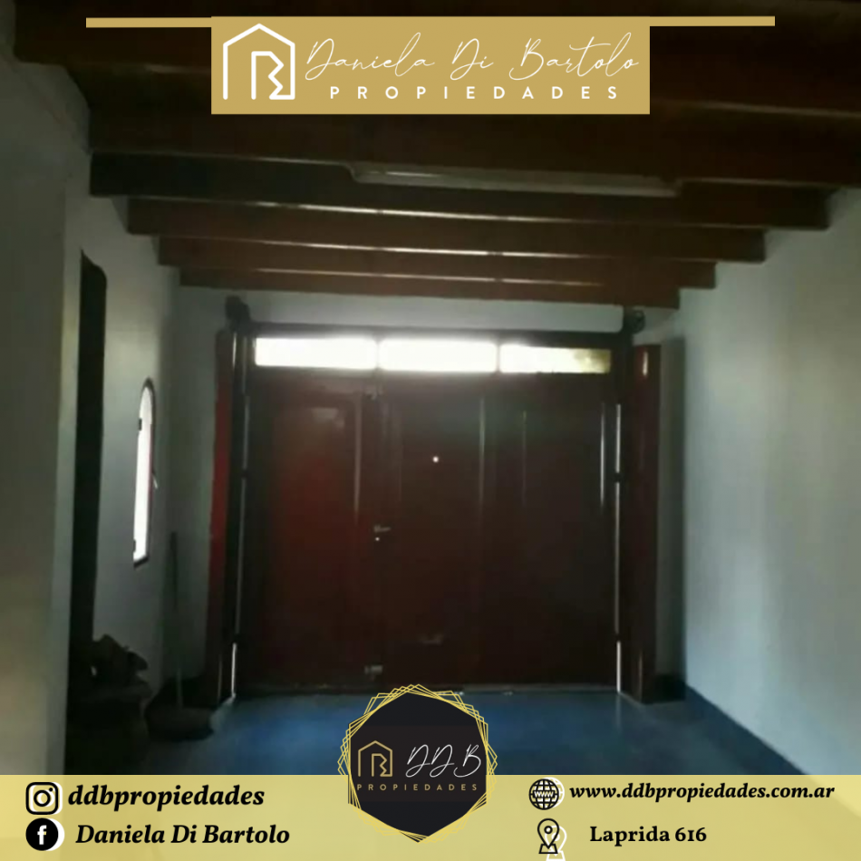 CASA AMPLIA EN VENTA- Calle Chocon